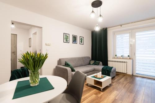 Rabka Apartment | Discover Szmaragd: Family-Friendly Stay with Top Ratings