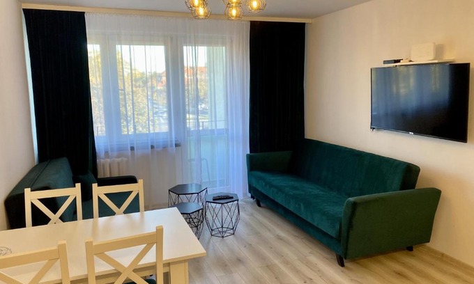 Glogow Apartment | Discover Szmaragdowy Zakątek: Family-Friendly Getaway