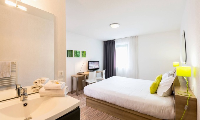 Merignac House | Inviting Ténéo Apparthotel Bordeaux Merignac with Spa