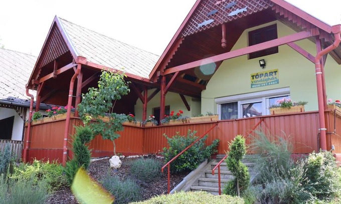 Kustanszeg Apartment | Relax by the Sea at Tópart Vendégház - Pet Friendly Stay