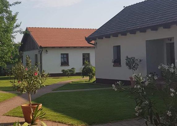Ujfeherto House | Kid-Friendly Tóth Vendégház with Kitchen in Újfehértó