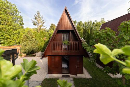 Szanazug Apartment | Pet-Friendly Tölgyes Üdülő with Private Beach Access