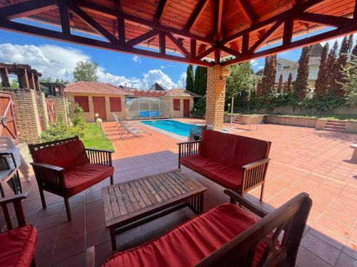 Miskolc-Tapolca Bed & Breakfast | Pet-Friendly Tölgyfa Panzió with Pool & High Guest Rating