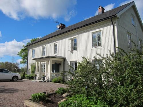 Tosse Hotel | Discover Tössestugan: Pet Friendly with Hot Tub & Kitchen