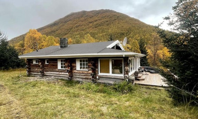 Karlsy House | Cozy Tømmerhytte with Hot Tub and Family-Friendly Amenities