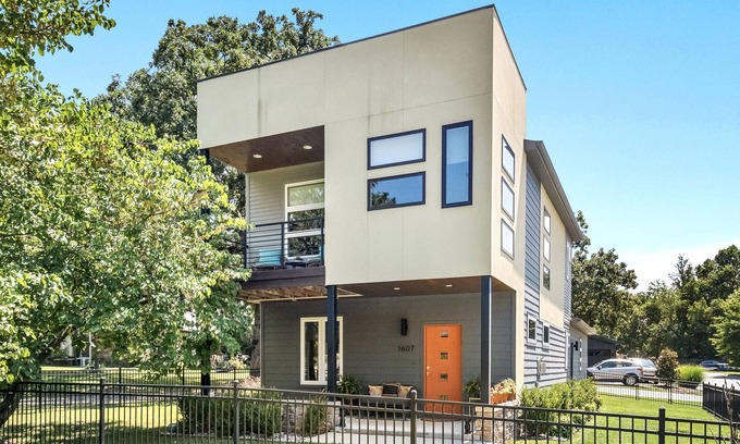 Bentonville House | Ideal Family Getaway at The Juniper: Prime Location & Amenities