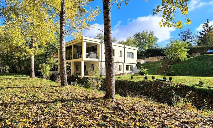Sainte-Colombe-en-Bruilhois Apartment | Charming T-2 Ouest: Canal du Midi Retreat for Families