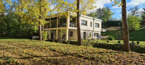 Sainte-Colombe-en-Bruilhois Apartment | Cozy Retreat by the Canal du Midi - Child Friendly Stay