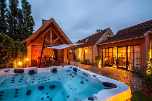 Pollinkhove House | Explore 't Goed ter Fintele: 4-Star Retreat with Hot Tub