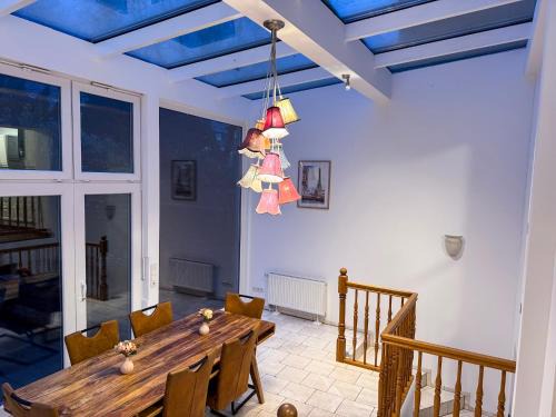 Derendorf House | T&K Apartments - Komfortables Haus - 8 Zimmer - 6min zur MESSE