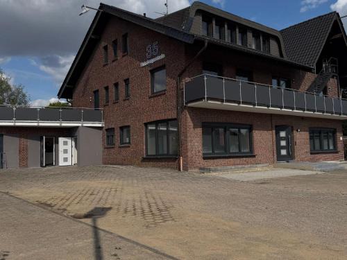 Wegberg Apartment | T&K Apartments - Wegberg - 4-7 room Apartments - private parking - WIFI - Fully equipped kitchen