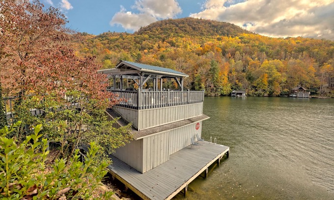 Clayton House | Inviting T Landing Top & Bottom Units with Lake View