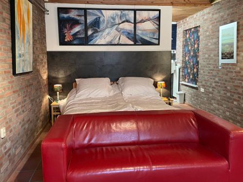 Budel Bed & Breakfast | Pet-Friendly Retreat at 't Ouw Ateljeeke with Top Ratings