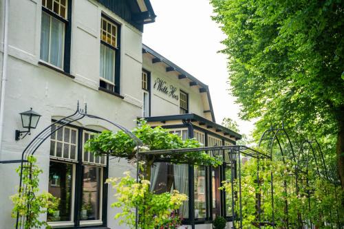 Otterlo Hotel | Charming 't Witte Hoes: Family-Friendly with Delicious Dining