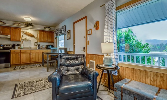 Depoe Bay Apartment | Guest Rated 9/10: Anchor@ Trollers Lodge with Ocean View