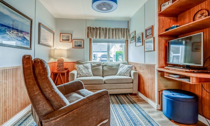 Depoe Bay Apartment | Oceanfront Kingfisher Room @ Trollers Lodge - Rated 10/10