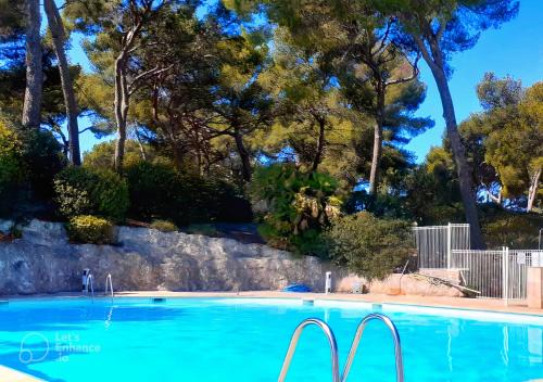 Les Sablettes Apartment | Family-Friendly T1 with Pool, Steps from the Beach
