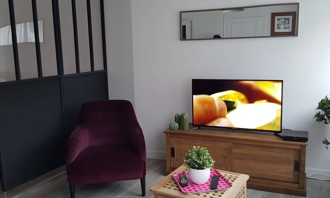 Vannes Apartment | Prime Downtown T1 Bis: Oceanfront with Parking & Spa