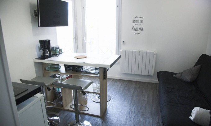 Vannes Apartment | Renovated T1 Bis: 9.4/10 Rated, Walk to Center & Station