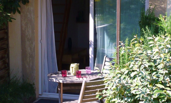 Carcassonne House | Cozy Terrace Retreat with Convenient Parking Access