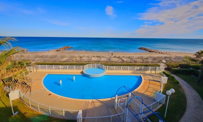 Frontignan Apartment | Seaside Retreat: T1 Cabine with Ocean View for 4 Guests