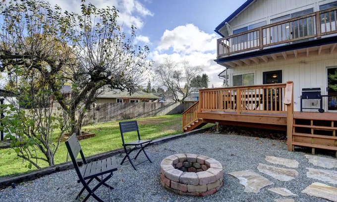 West End House | Vibrant Villa: Bold Getaway with Pet-Friendly Amenities