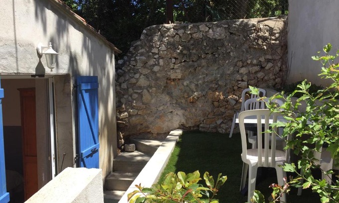 Bompard House | Serene T2 with Terrace, Just 1 km from the Beach