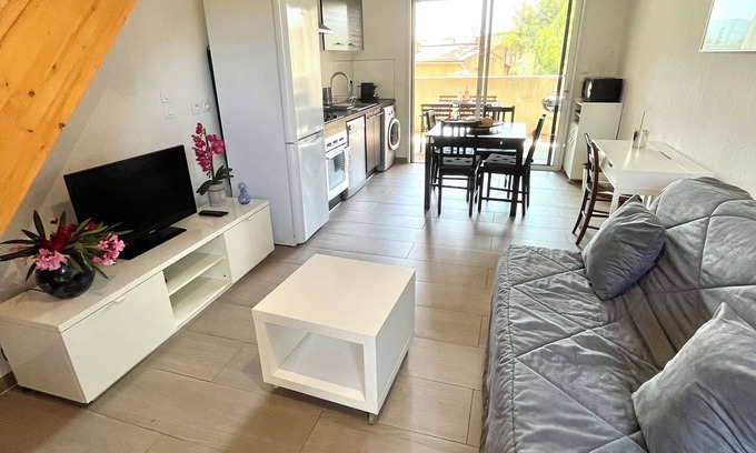 Saint-Cyr-sur-Mer Apartment | Charming T2 Apartment Near Lecques Beach with Pool & Air Con