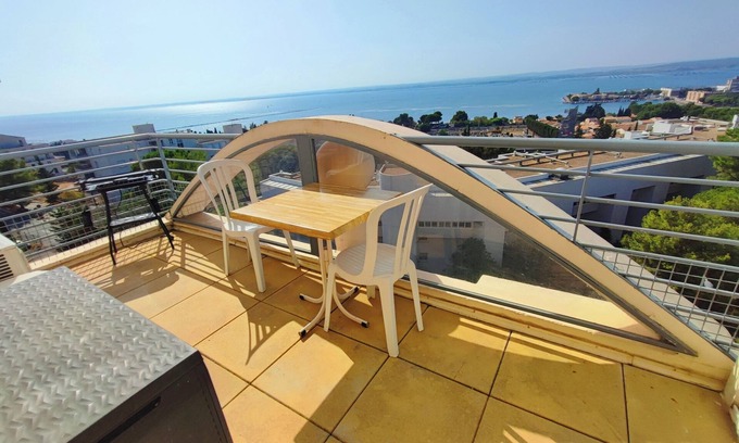 Sete Apartment | Stunning T2 with Pool, Ocean View & Netflix - 10/10 Rated