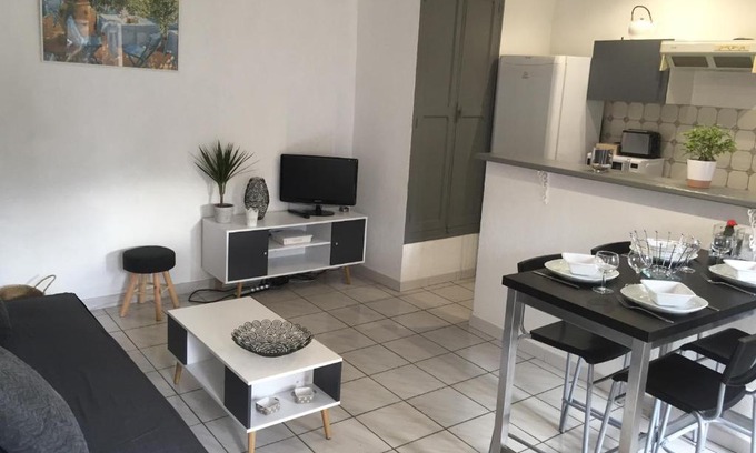 Vedene Apartment | Stylish T2 with Terrace, Climate Control & Fiber Box