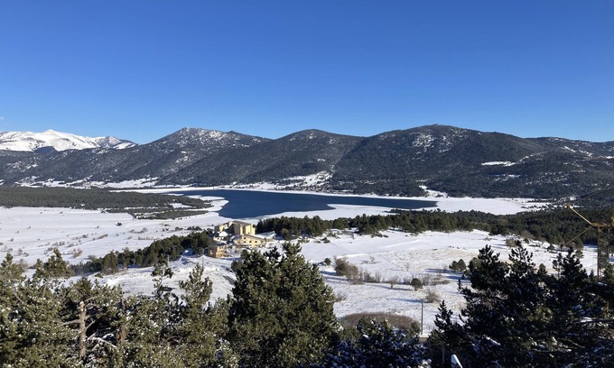 Les Angles Apartment | Cozy T2 Cabin with Incredible Lake View and Pool Access
