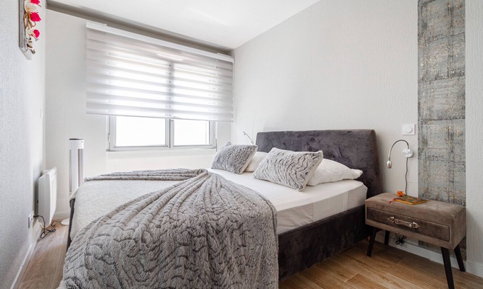 Saint-Cyprien Apartment | Cozy T2 with Workspace Near Saint-Cyprien Metro