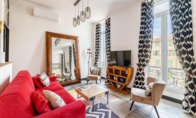 Opera Apartment | Tranquil Vue Vieux-Port: Chic T2 with Child-Friendly Amenities