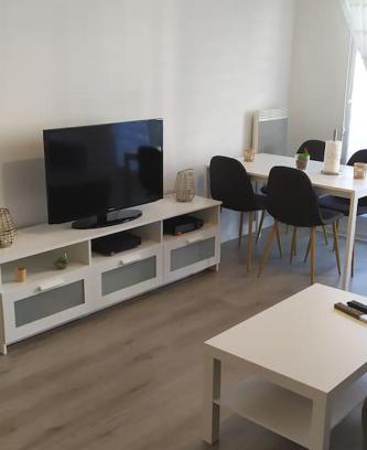 Mantes-la-Jolie Apartment | Convenient 42m² T2 Near Train Station, Just 30 Min to Paris