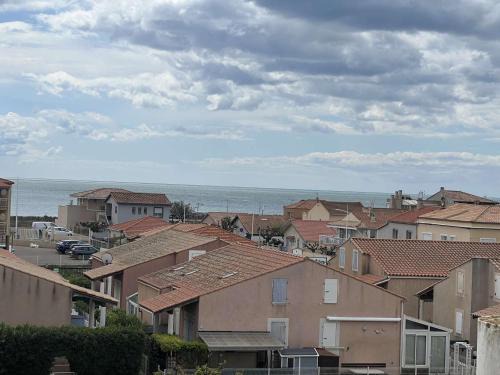 Valras-Plage Apartment | Family-Friendly T2 with Sea View, Steps from the Beach