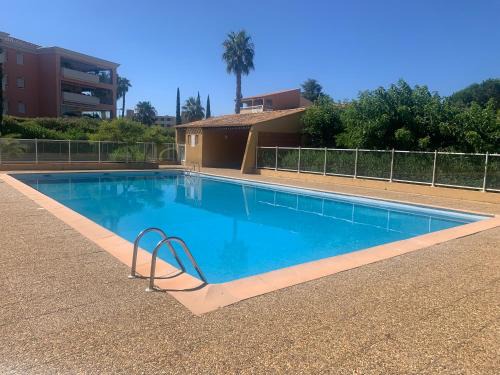 Le Lavandou Apartment | Relaxing T2 with Pool Access and Pet-Friendly Atmosphere