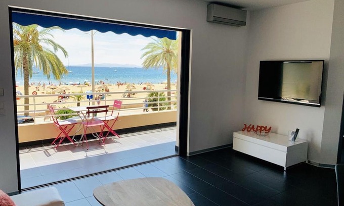 Le Lavandou Apartment | Oceanfront Escape: T2 Front de Mer with Panoramic Views