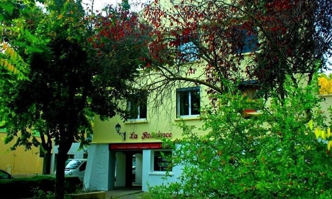 Greoux-les-Bains Apartment | Comfortable T2 Furnished Stay near Thermal Baths & Lake View
