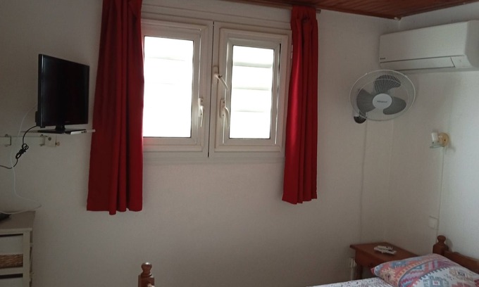 Trois-Rivieres Apartment | T2 ground floor of fenced villa, parking, near beach.