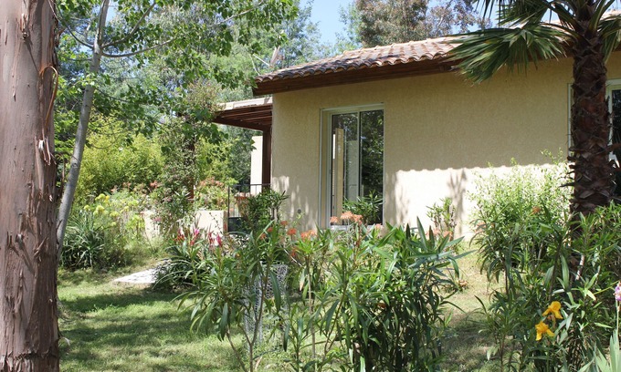 Cargese House | Tranquil T2 Houses: Beachside Retreat with Pool & Ocean Views