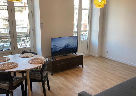 Castres Apartment | Explore T2 Hypercentre Jean Jaurès - Family-Friendly Stay