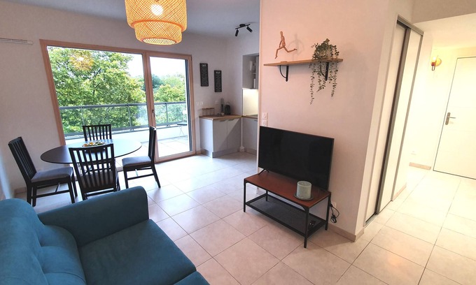 Lyon City Centre Apartment | Modern T2 with Terrace, Garage & View of Parc Blandan