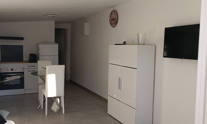 Gignac-la-Nerthe House | Convenient T2 Indépendant Near Côte Bleue Beaches