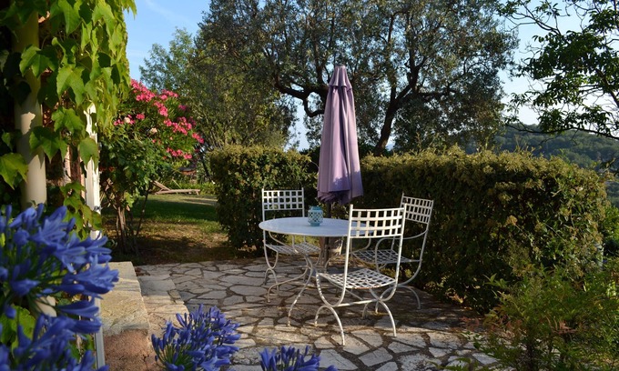 Chateauneuf-Grasse Apartment | Garden-Level Retreat with Pool and Ocean View - 10/10 Score