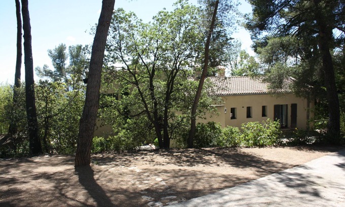 Aix-en-Provence Apartment | Tranquil T2 La Bergerie: Poolside Stay in Aix's Heart