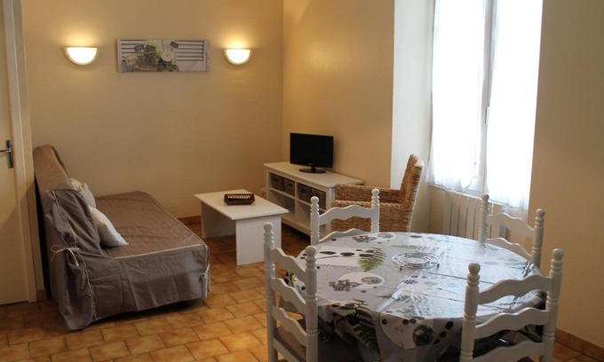 La Roche-Posay Apartment | Bright T2 in La Roche-Posay, Near Thermal Baths & Wi-Fi