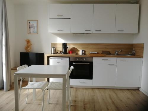 Segre Apartment | Bright T2 in Segré Center with Wifi & Netflix Access