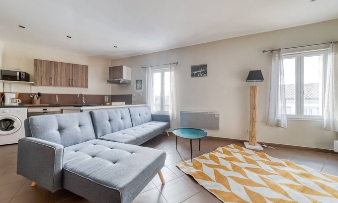 Arles Apartment | Modern Retreat in Historic Area with Ocean View Amenities