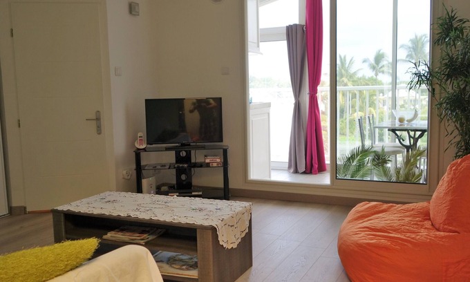 La Saline Les Bains Apartment | Family-Friendly T2 with Pool & Ocean View - 9.8 Rated