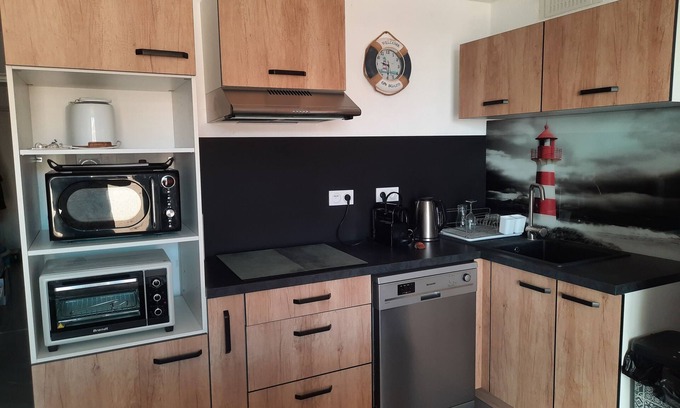 Le Barcares Apartment | Oceanfront T2 with Terrace and Private Parking, Rated 10/10